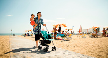 mamma e bambino in spiaggia